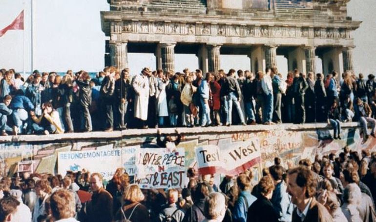 30 Tahun Runtuhnya Tembok Berlin: Susunan 11 Pemain Terbaik Kombinasi Jerman Timur dan Barat