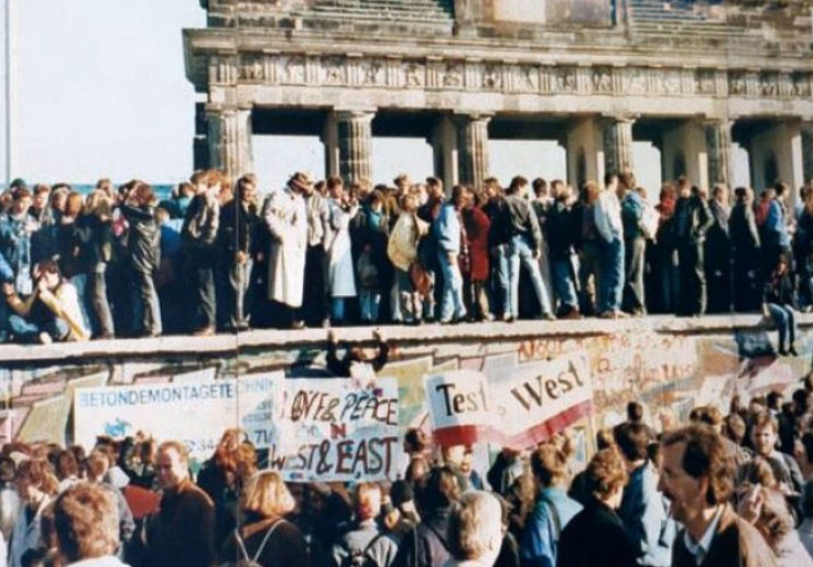 30 Tahun Runtuhnya Tembok Berlin: Susunan 11 Pemain Terbaik Kombinasi Jerman Timur dan Barat