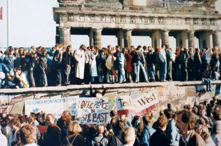 30 Tahun Runtuhnya Tembok Berlin: Susunan 11 Pemain Terbaik Kombinasi Jerman Timur dan Barat