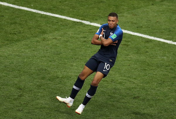 Raphael Varane Sebut Kylian Mbappe Mirip Alien