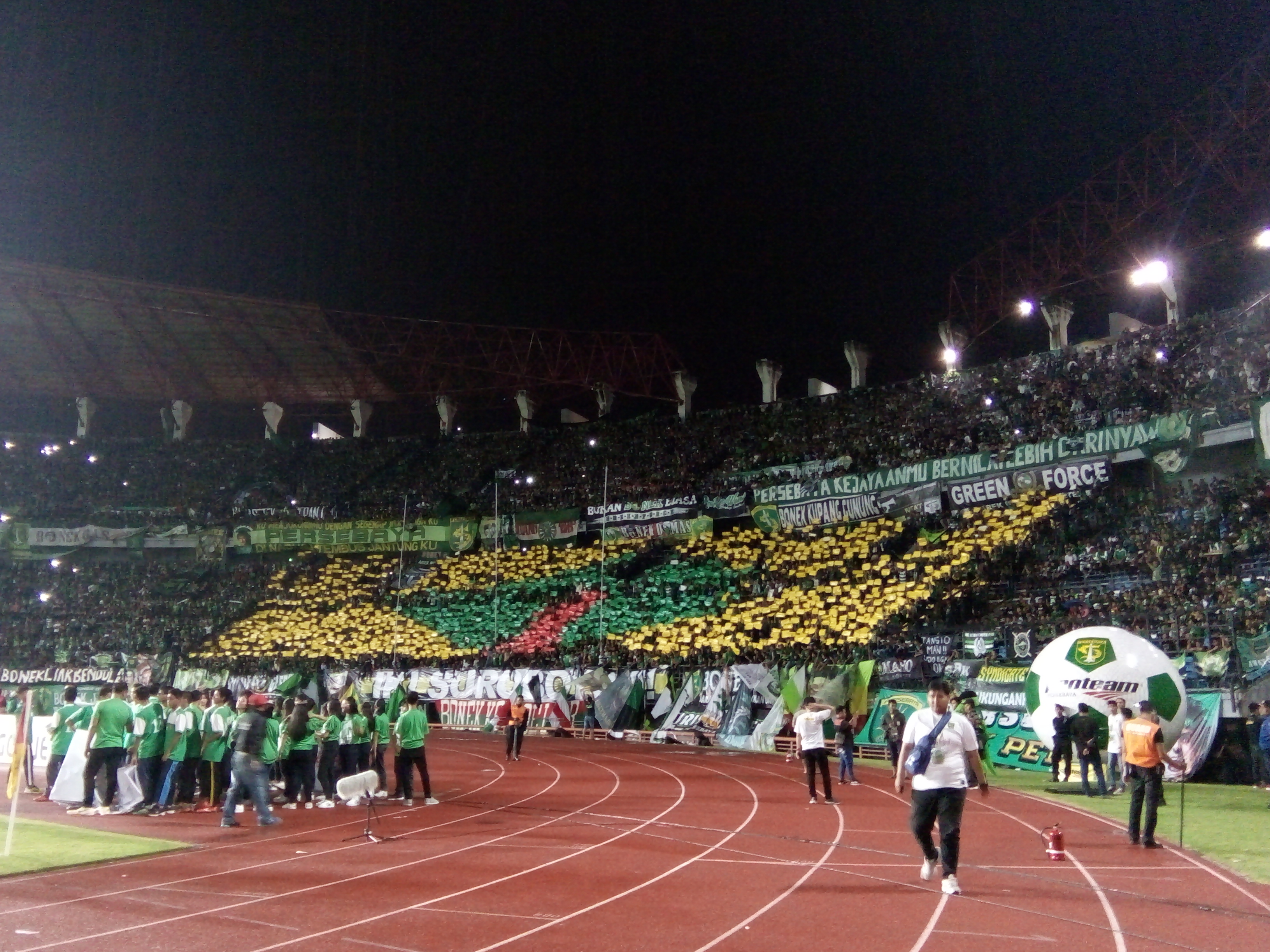 Foto: Cerita Persahabatan Suporter di Laga Persebaya Kontra PSS