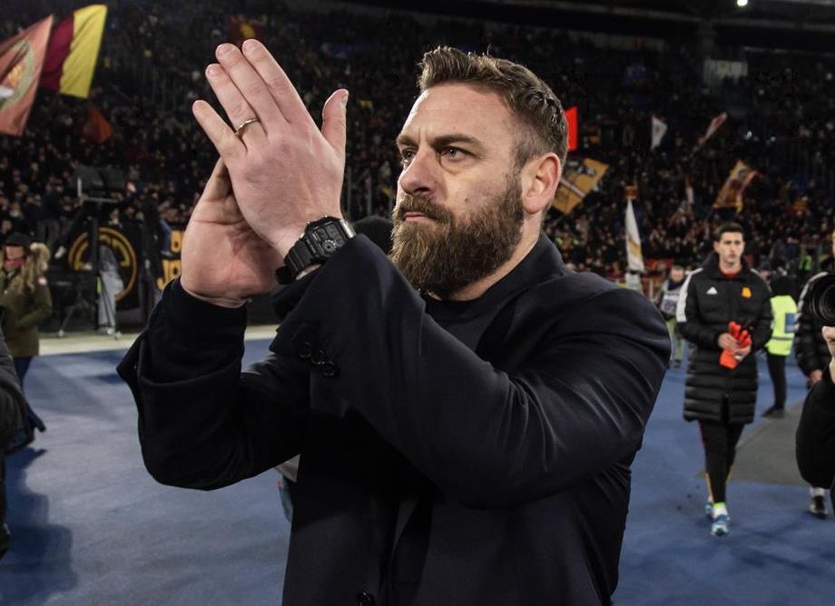 Daniele De Rossi di AS Roma bak Jurgen Klopp Bersama Liverpool