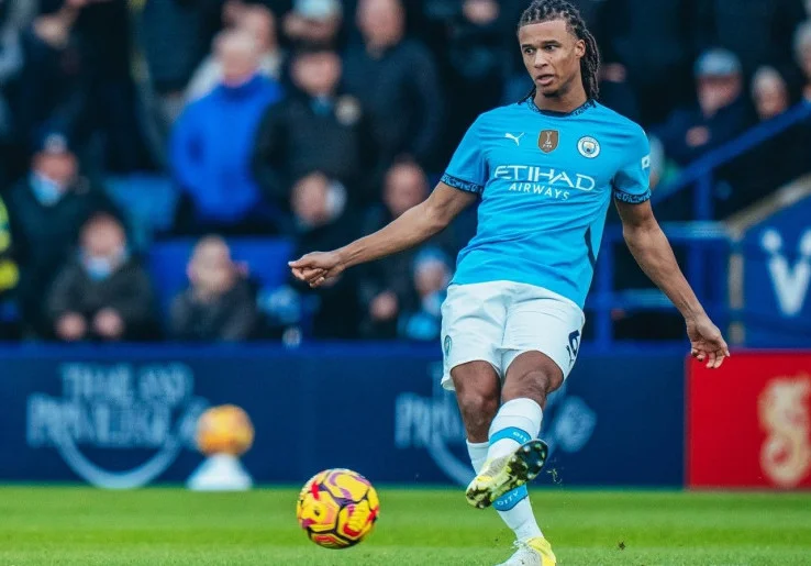 AC Milan Pantau Bek Manchester City yang Inginkan Menit Bermain Lebih Banyak