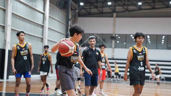 Dewa United Surabaya Beri Bakti untuk Basket Indonesia