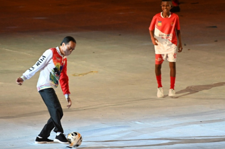 Jokowi Main Bola bersama Legenda Persipura dan Anak Papua di Pembukaan PON