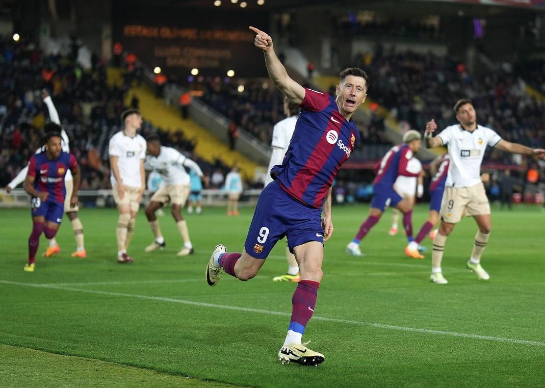 Putuskan Bertahan di Barcelona, Robert Lewandowski Hat-trick Gol ke Gawang Valencia