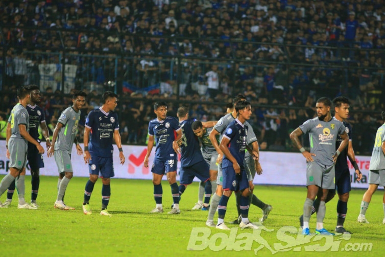 Jadwal Siaran Langsung Derby Jawa Timur Persebaya vs Arema FC, Sabtu 22 November 2025