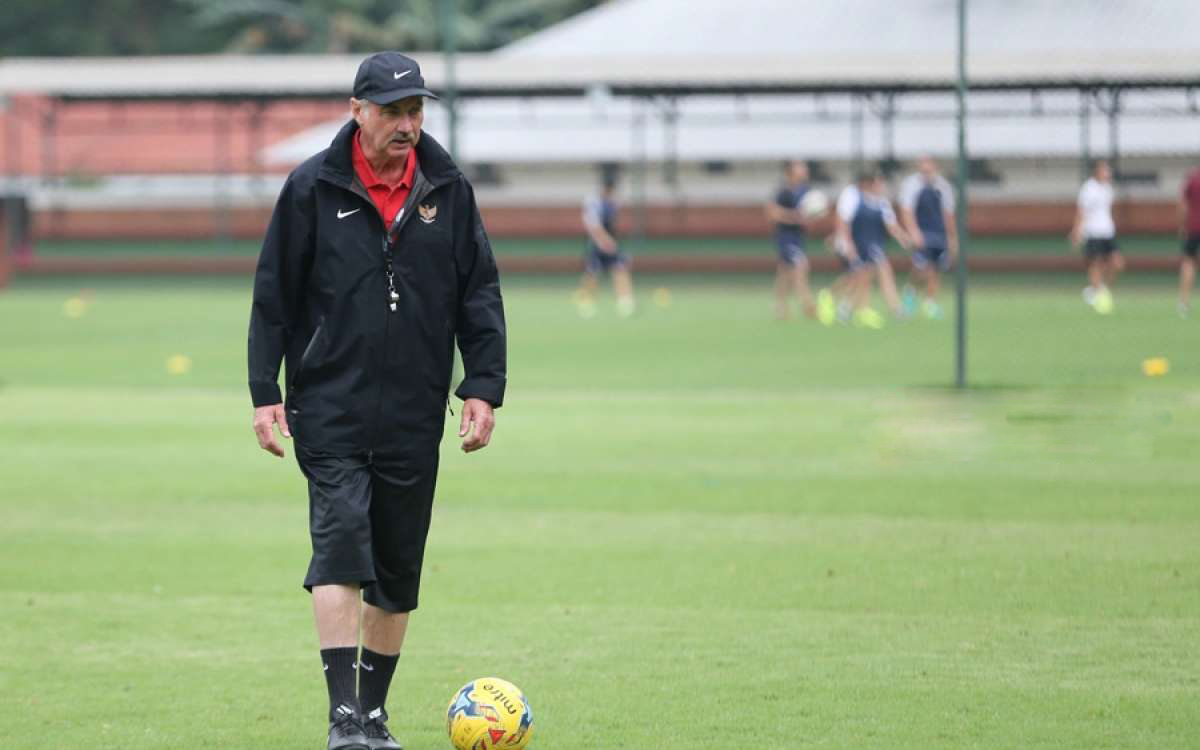 Riedl: Kondisi Lapangan Stadion Pakansari Sangat Buruk
