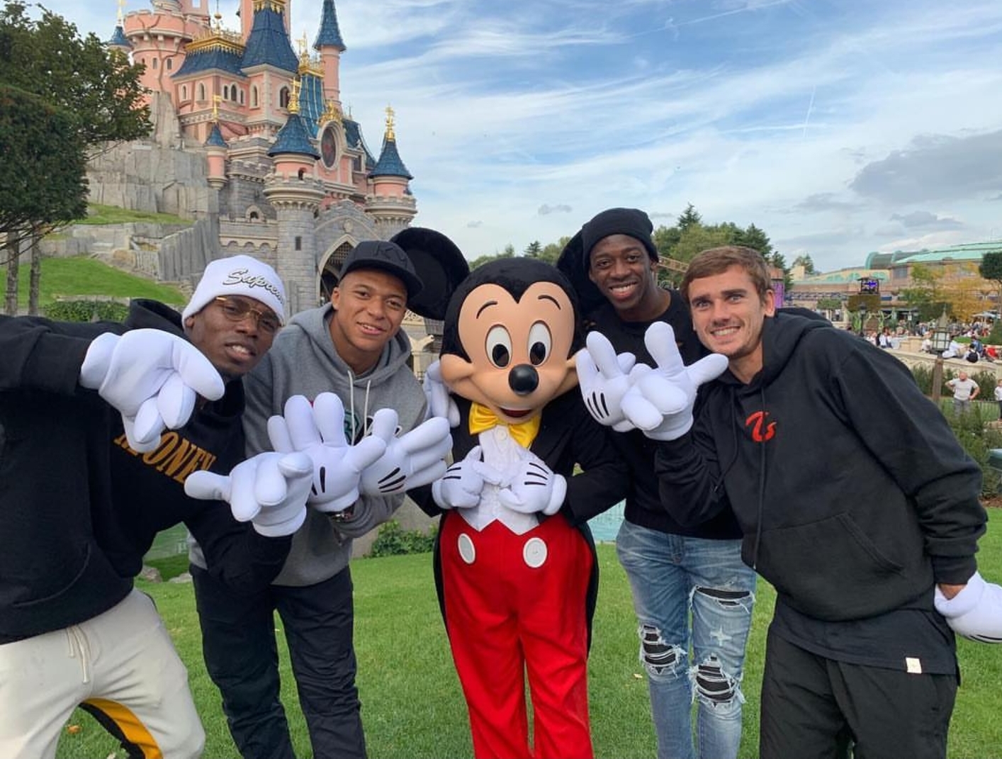 Paul Pogba, Antoine Griezmann, Ousmane Dembele dan Kylian Mbappe Bersua Mickey Mouse