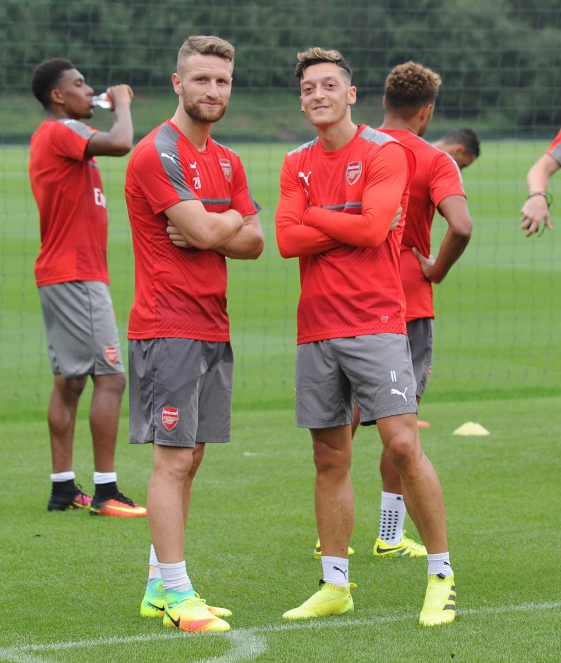 Mustafi : Lucas Perez Akan Buat Bek-Bek Premier League Tak Nyaman