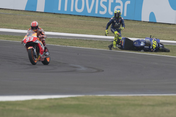 Insiden Senggolan Marc Marquez dan Valentino Rossi 
