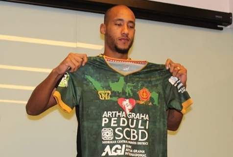 Sempat Dikaitkan dengan Persebaya dan Persib, Loris Arnaud Merapat ke PS TIRA