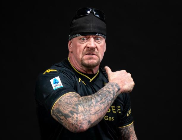 Ketika Mantan Bintang WWE Jadi Model Pengenalan Jersey Ketiga Genoa