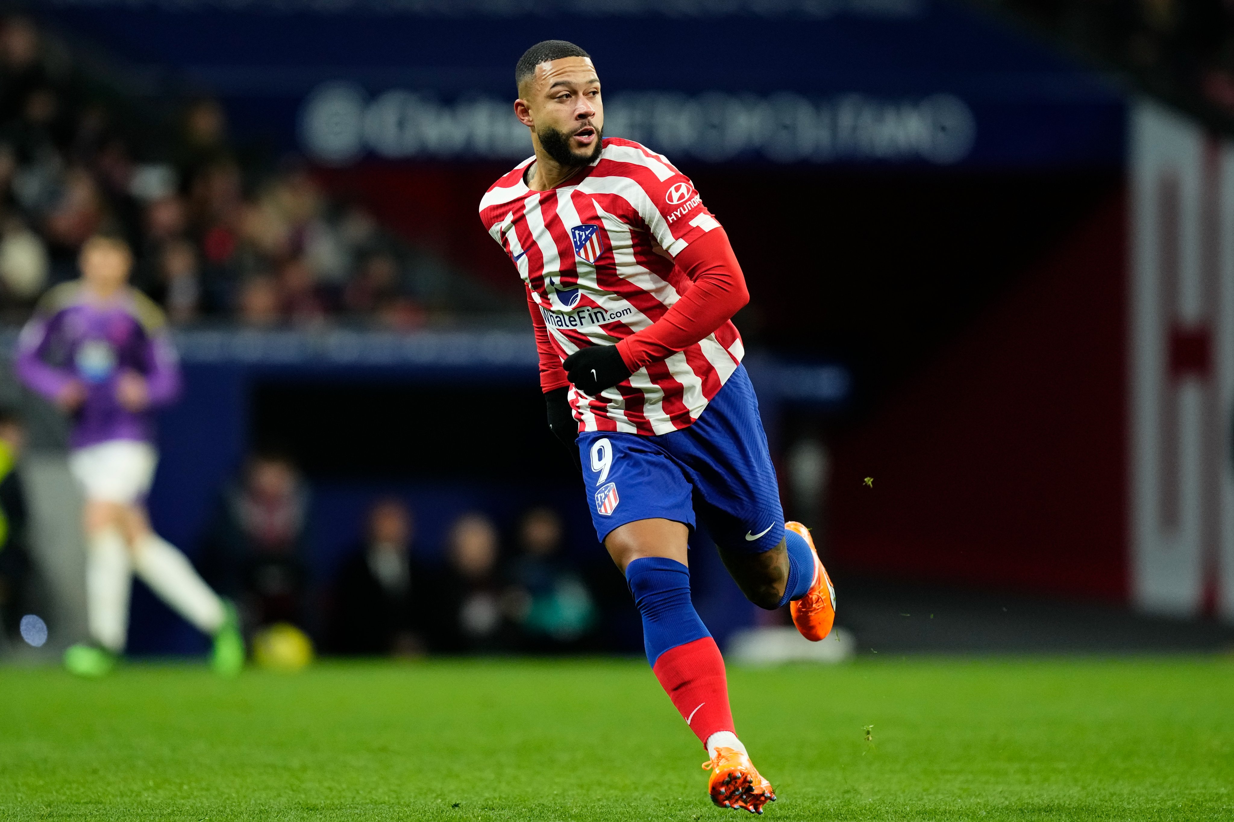 Alasan Xavi Hernandez Relakan Kepergian Memphis Depay