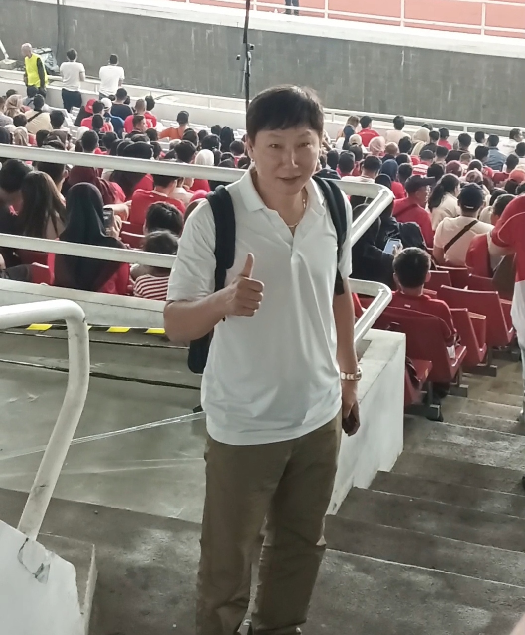 Pelatih Vietnam, Kim Sang-sik saat menyaksikan Timnas Indonesia vs Mozambik di SUGBK, Selasa (9/6). (BolaSkor.com/Gazza Roosaryatama)