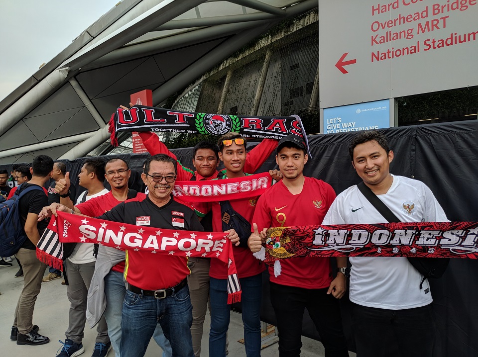 Potret Kemesraan Kakek-Cucu Pendukung Singapura dengan Suporter Timnas Indonesia