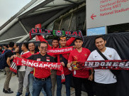 Potret Kemesraan Kakek-Cucu Pendukung Singapura dengan Suporter Timnas Indonesia
