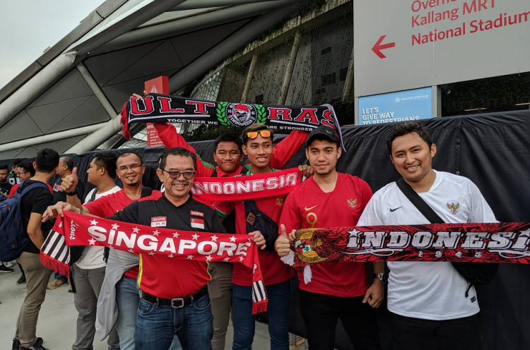 Potret Kemesraan Kakek-Cucu Pendukung Singapura dengan Suporter Timnas Indonesia