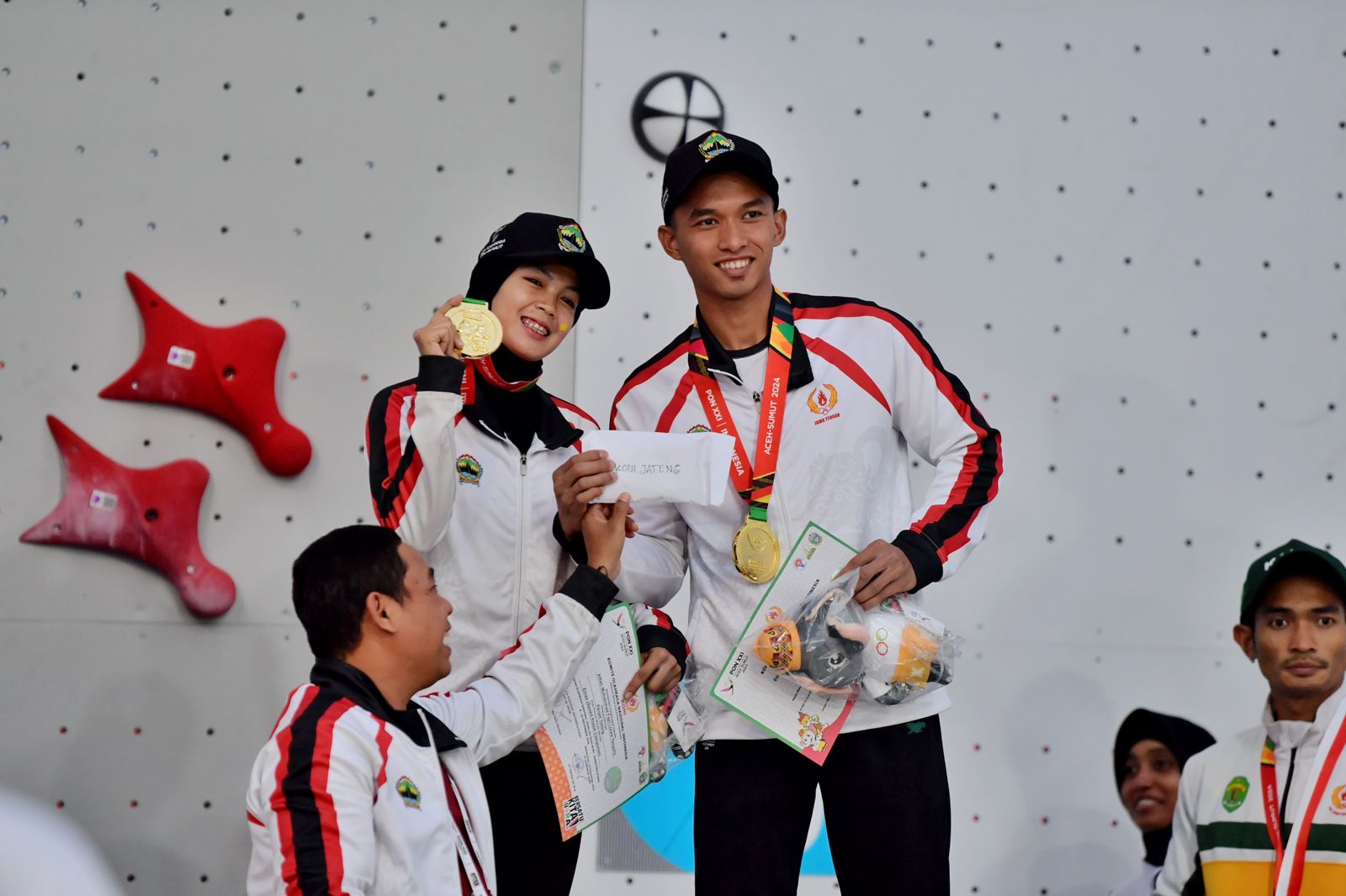 Atlet panjat tebing Jawa Tengah, Alfian Muhammad Fajri-Berthdigna Devi Surya Kusuma, di PON XXI Aceh-Sumut 2024. (Dok. Kemenpora)