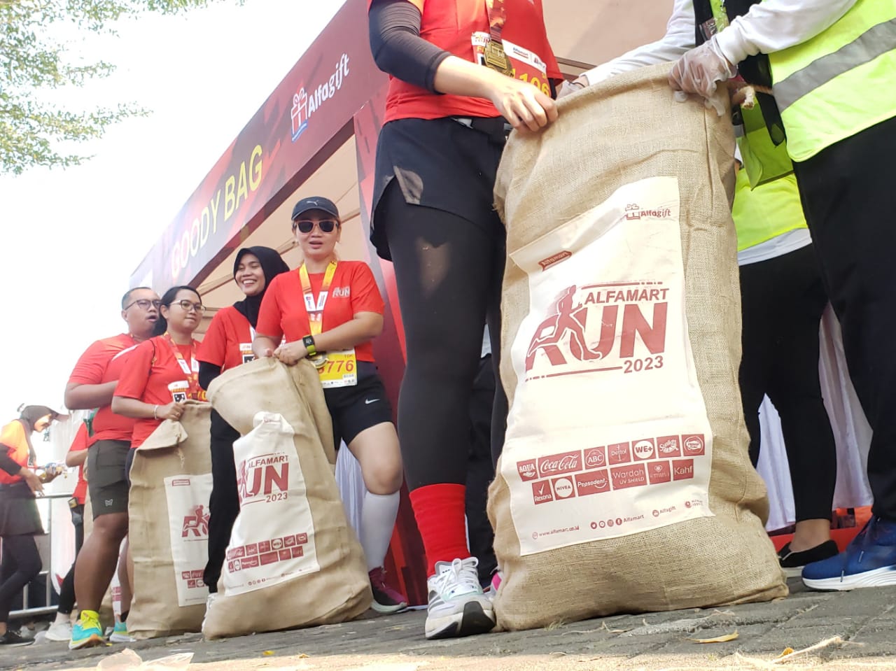 Alfamart Run 2023 Bagikan Sekarung Hadiah kepada Peserta, Sekaligus Ajak Cinta Bumi