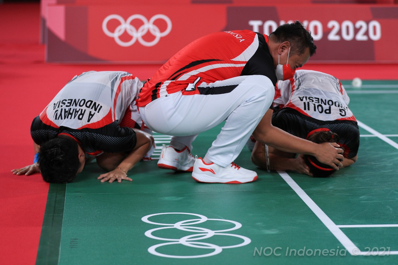 Bawa Buah Tangan Medali Emas, Greysia/Apriyani Tiba di Tanah Air