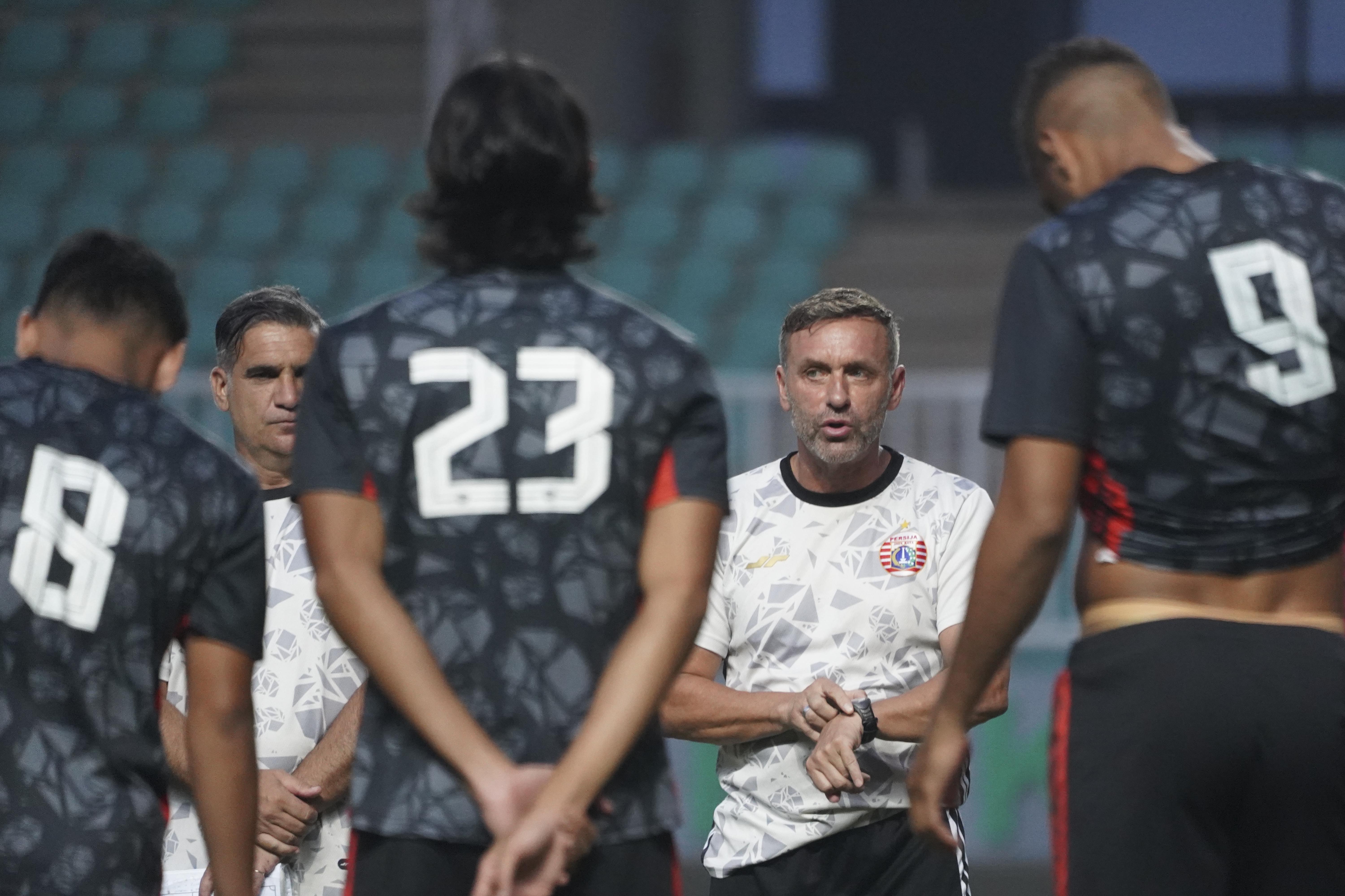 Pelatih Persija Thomas Doll Sementara Ogah Bicara Sepak Bola