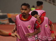 Ramdani Lestaluhu Lelang Jersey Persija saat Juara Piala Presiden 2018