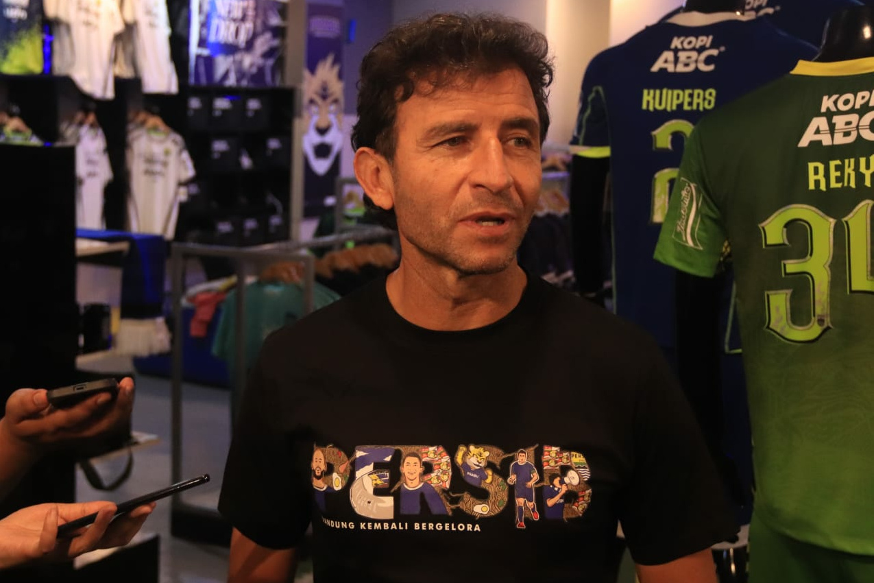 Luis Milla Berlibur di Bali Sambil Menunggu Kepastian Jadwal Putaran Kedua Liga 1