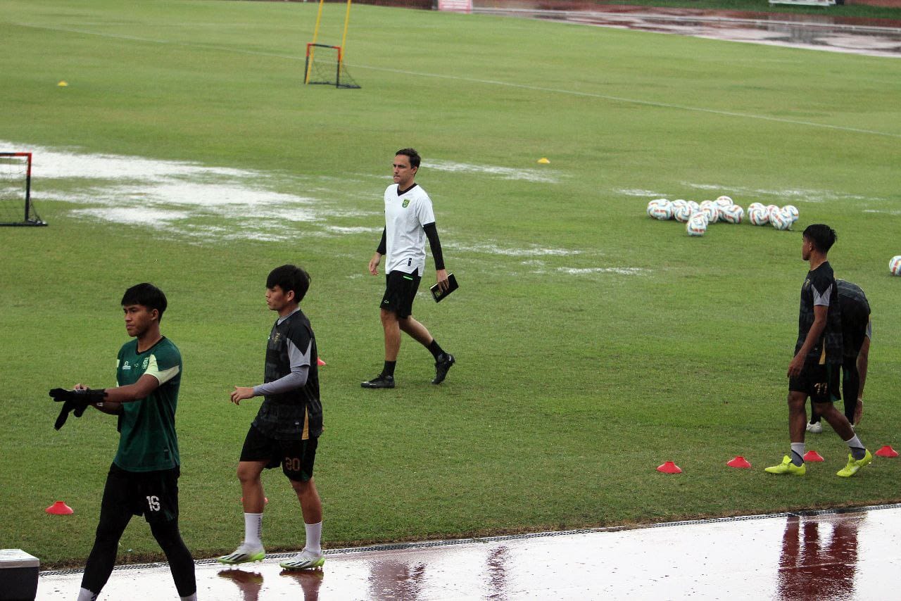 Belum Sepekan Melatih, Paul Munster Sudah Kantongi Starting XI Persebaya Kontra PSIS