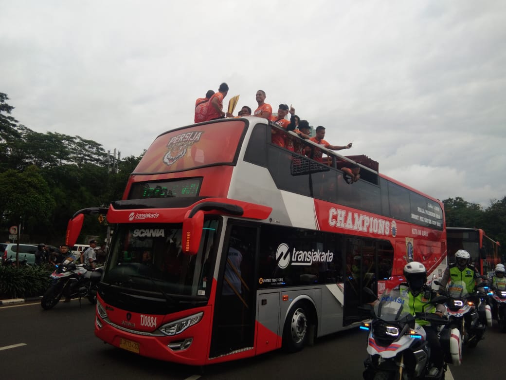 Ratusan Ribu Jakmania Turun, Laju Konvoi Skuat Juara Persija Jakarta Tersendat