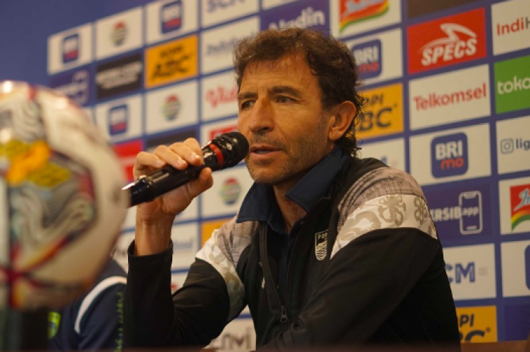 Luis Milla Nilai Arema FC Punya Fisik dan Transisi Bagus, Waspada Persib