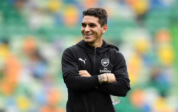 Gelandang Arsenal Tertangkap Kamera Kenakan Jersey Jordan x PSG