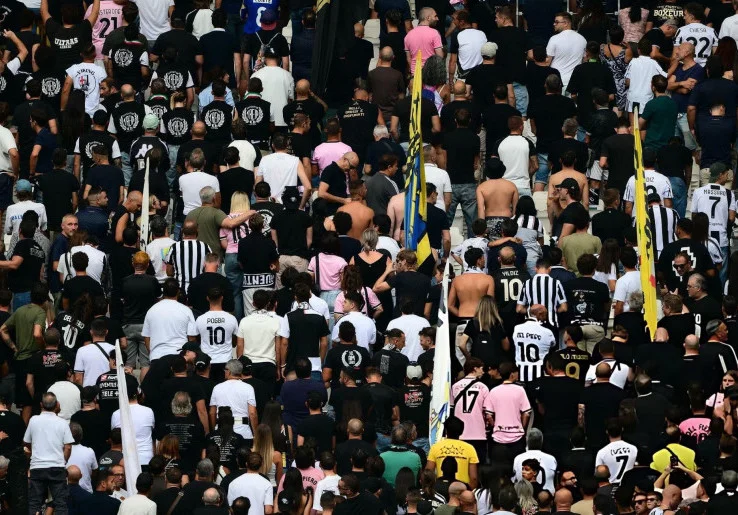Miris, Suporter Juventus Membelakangi Lapangan saat Mengheningkan Cipta untuk Legenda Inter