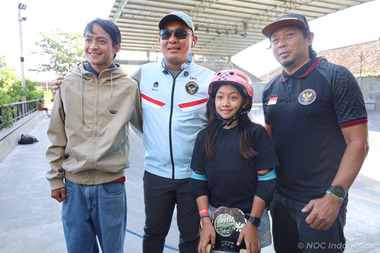 CdM Indonesia, Todotua Pasaribu saat menyambangi pemusatan latihan cabor skateboard. (NOC Indonesia)
