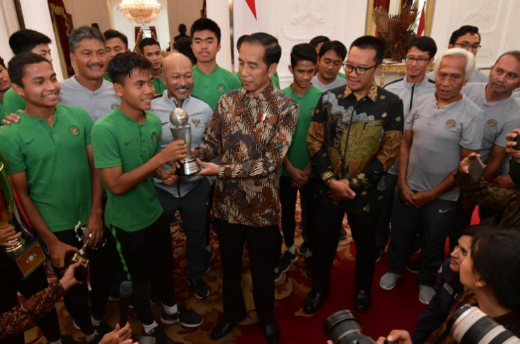 Pesan Jokowi kepada Menpora Baru Zainudin Amali: Sepak Bolanya Pak !