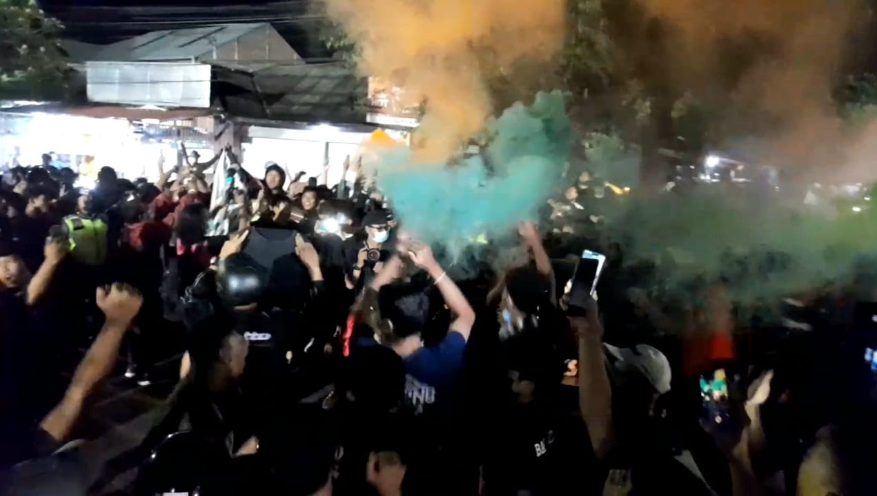 Ratusan Suporter Bali United Penuhi Area Stadion, Begini Kata Teco