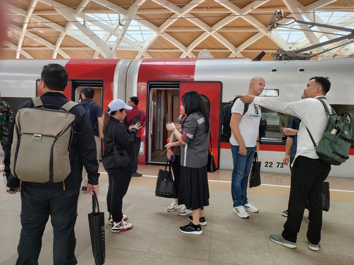 Perwakilan FIFA Coba Kereta Cepat, KCJB Bakal Jadi Transportasi Krusial Piala Dunia U-17 2023