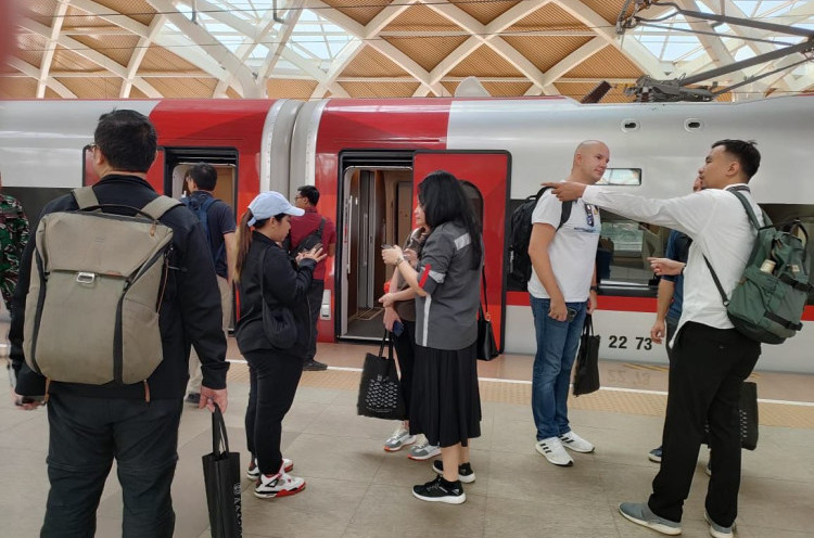 Perwakilan FIFA Coba Kereta Cepat, KCJB Bakal Jadi Transportasi Krusial Piala Dunia U-17 2023