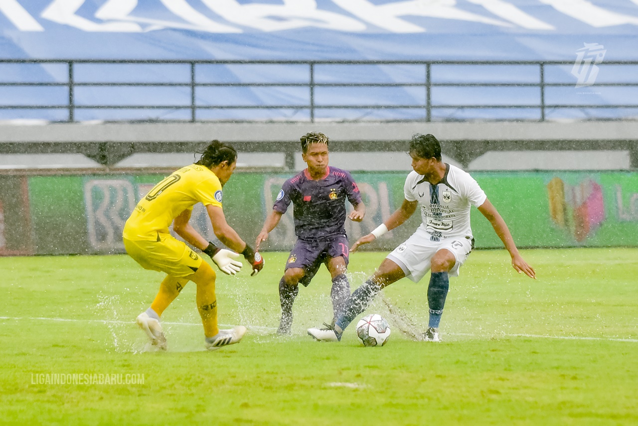 Hujan Deras Membuat Partai Persik Kontra PSIS seperti Rugby