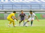 Hujan Deras Membuat Partai Persik Kontra PSIS seperti Rugby