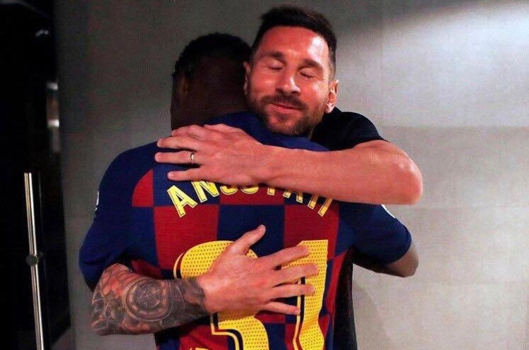 Pelukan Hangat Lionel Messi pada Ansu Fati