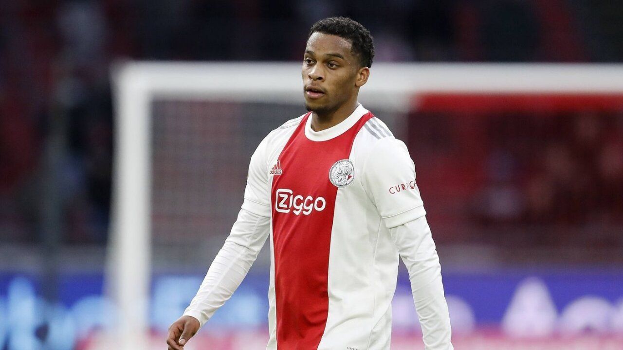 Manchester United Ditolak Jurrien Timber?