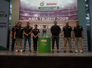 Melihat Lebih Dekat Trofi Premier League bersama Robbie Fowler di Jakarta
