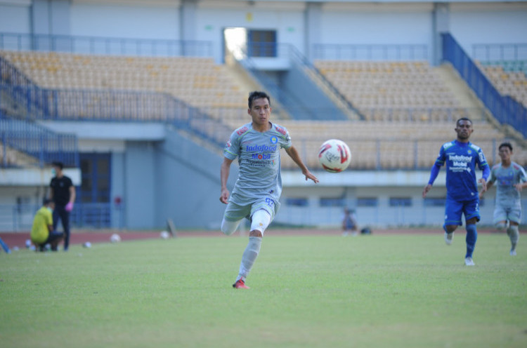 Gelandang Persib Tak Mau Pikirkan Pergantian Pelatih Arema FC