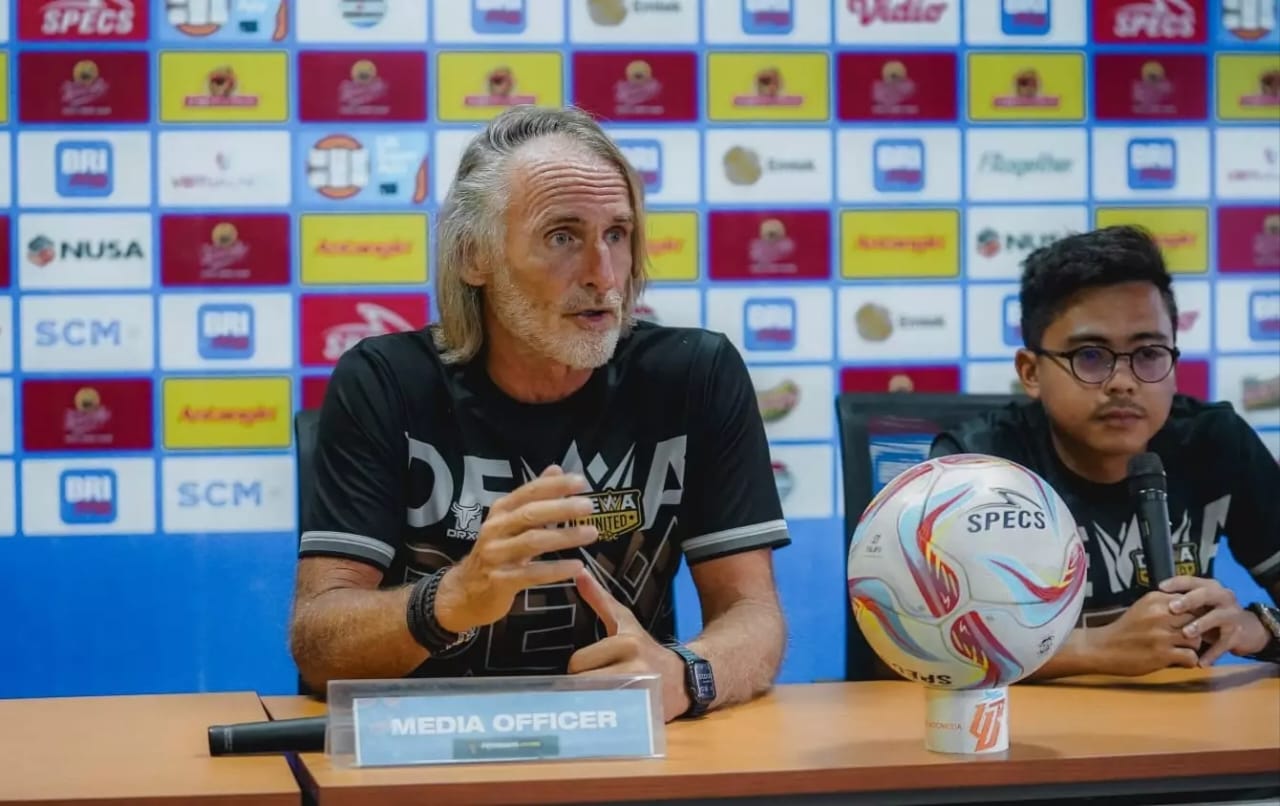 Pede Raih Poin, Pelatih Dewa United FC Waspadai Trio Brasil Persebaya Surabaya