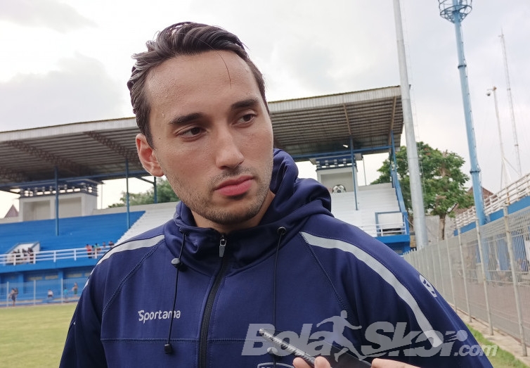 Ezra Walian Siap Turun Melawan Madura United