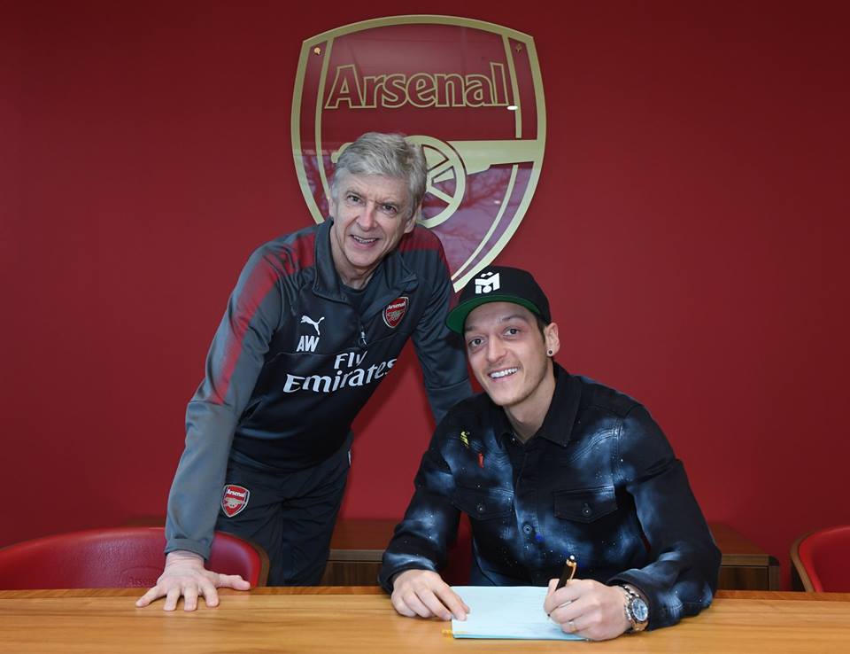 Resmi Perpanjang Kontrak dengan Arsenal, Ozil Dapat Gaji Fantastis