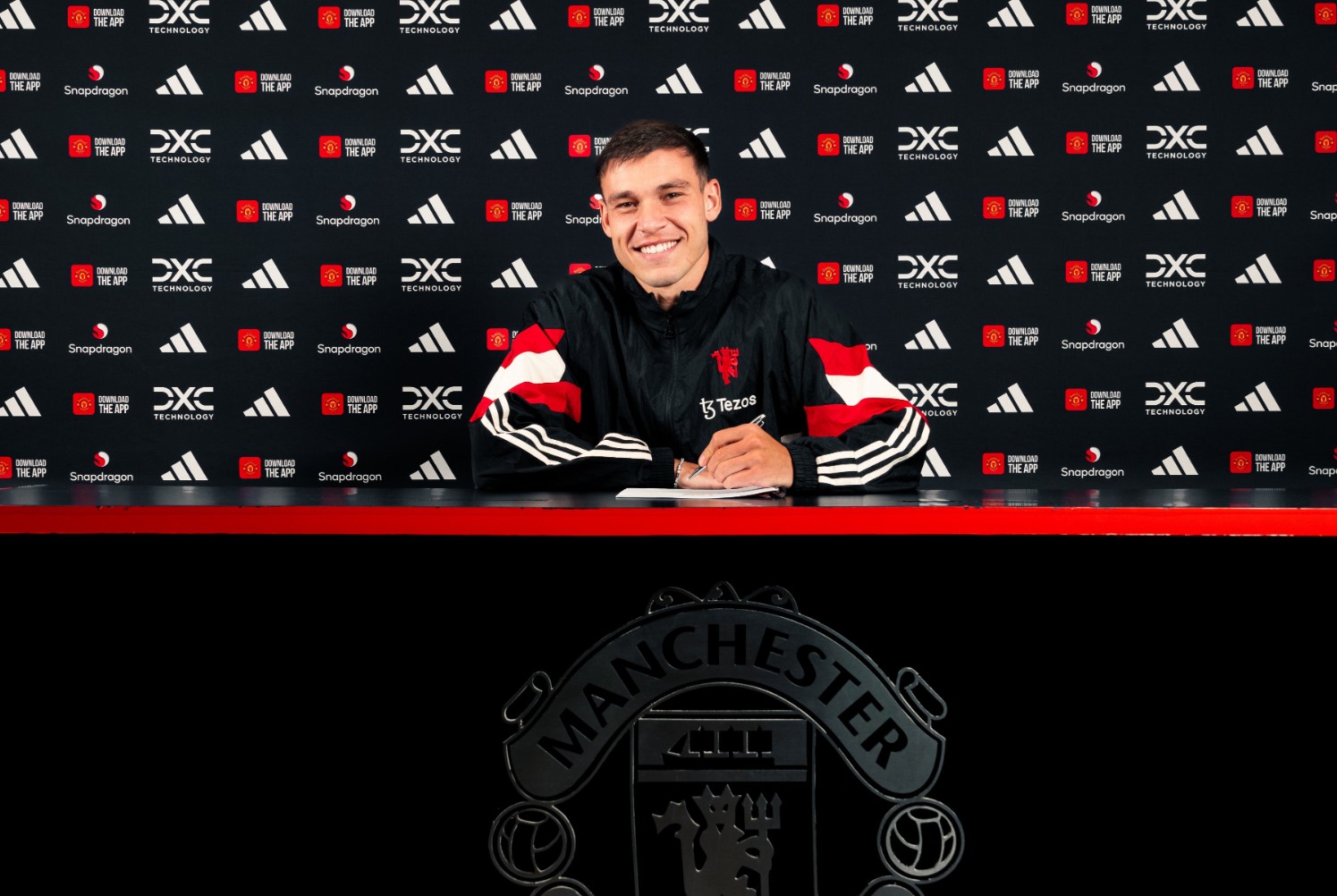 Resmi Jadi Pemain Manchester United, Manuel Ugarte Tidak Sabar Merasakan Atmosfer Old Trafford