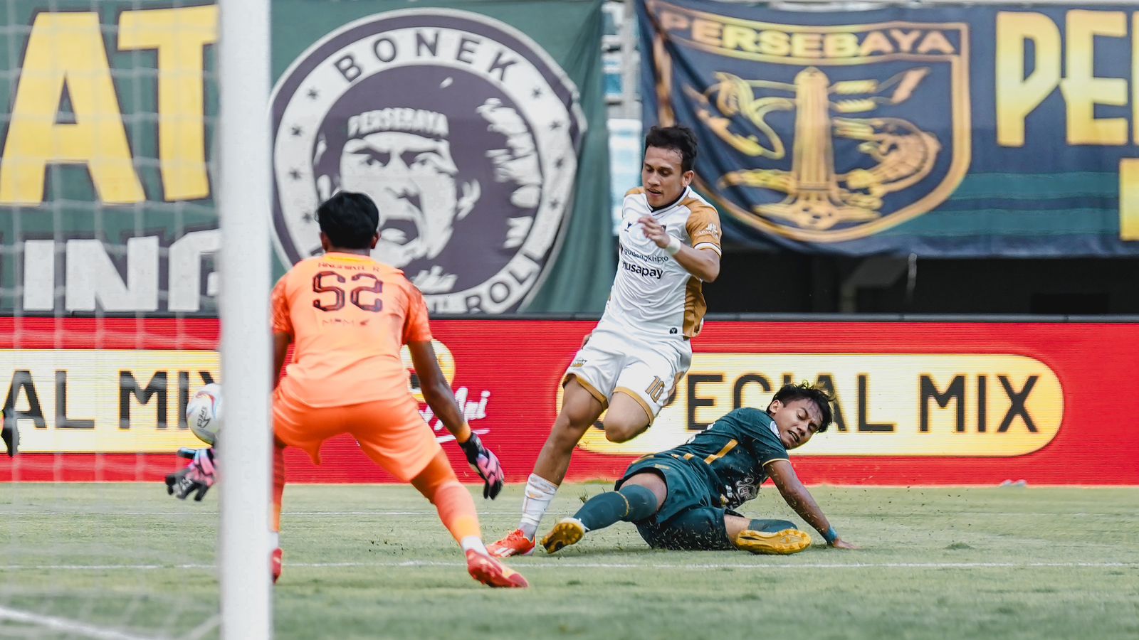 Hasil Liga 1: Bantai Persebaya, Dewa United FC ke Empat Besar