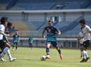 Pelatih Persib Khawatir Pemainnya Bertumbangan di Laga Liga 1